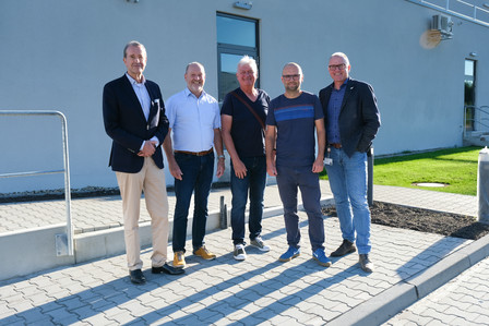 Vor dem Sterico-Neubau (von links): Aufsichtsratschef des Ev. Krankenhauses Helmut Harting, Sterico-Geschäftsführer Erich Thunhorst, Pius-Verwaltungsratsmitglied Ludger Korte, Sterico-Betriebsleiter Daniel Klein und EV-Vorstand Alexander Poppinga. Foto: Johanna Hitz