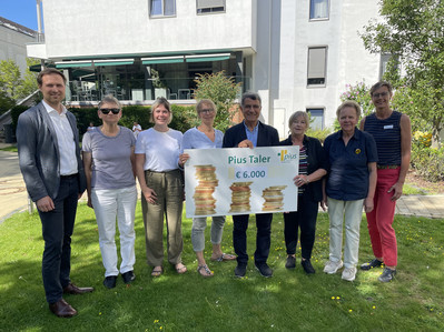 Begünstigte des Pius-Talers mit je 2.000 Euro sind in diesem Jahr der Blinden- und Sehbehindertenverband Niedersachsen e.V. (BVN), der Verein IBIS – Interkulturelle Arbeitsstelle für Forschung, Dokumentation, Bildung und Beratung und das Mädchenhaus Oldenburg e.V. Pius-Personalleiter Alexander Westendorf (links) und Tanja Lüken aus der Mitarbeitervertretung (rechts) begrüßten die Vereine im Pius-Hospital. Foto: Pius-Hospital 