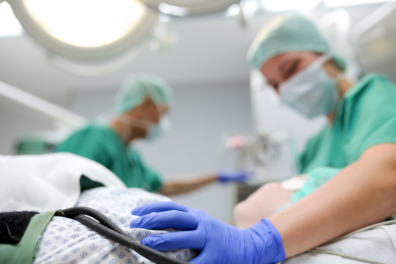 Eine Patientin wird durch Mitarbeitende der Anästhesie bei der Einleitung betreut Eine Patientin wird durch Mitarbeitende der Anästhesie bei der Einleitung betreut