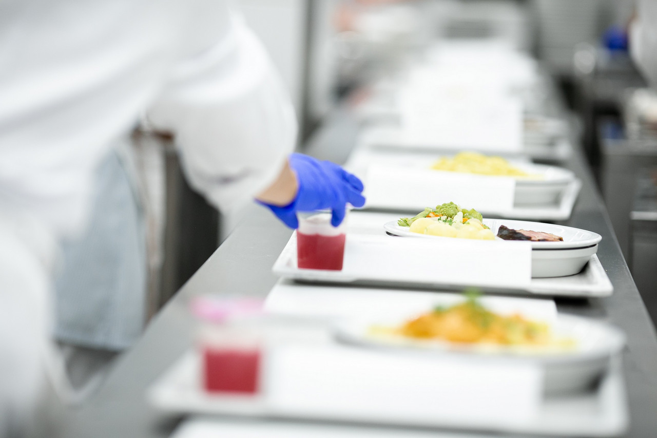 Vorbereitung zur Essen-Ausgabe im Pius-Hospital Oldenburg