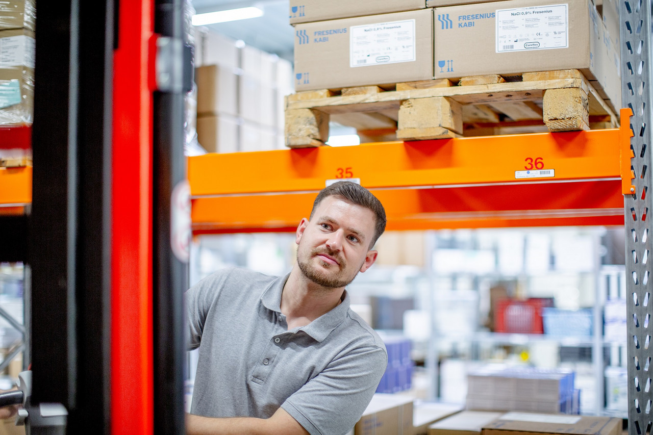 Ein Mitarbeiter der Logistik bei der Arbeit mit einem Stapler