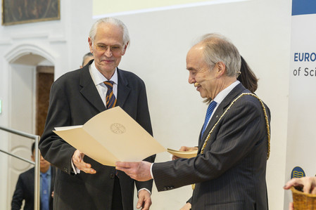 Prof. Rudy Leon De Wilde wird bei einer feierlichen Zeremonie Anfang April in Salzburg in die Europäische Akademie der Wissenschaften und Künste durch den Präsidenten Prof. Klaus Mainzer aufgenommen. Foto: © wildbild/Herbert Rohrer