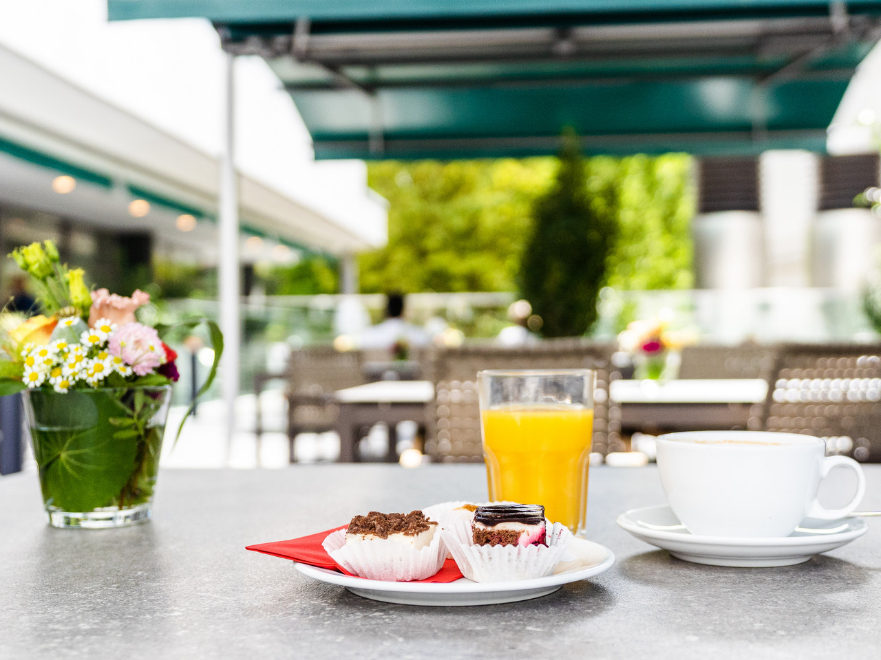 Kaffee und Kuchen auf der Pius-Terrasse Kaffee und Kuchen auf der Pius-Terrasse