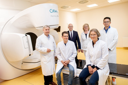Foto: Hauke-Christian Dittrich / Der neue Linearbeschleuniger des Pius-Hospitals am Standort Brandenburger Straße ist einsatzbereit – zur Freude von Prof. Dr. med. Claus-Henning Köhne, Dipl.-Phys. Dr. med. Kay Willborn, Rainer Schoppik, Susanne Spille, Dr. med. Jutta Welzel, PD Dr. rer. nat. Hui Khee Looe.