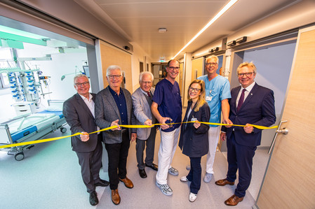 Eröffnung des neuen Abschnitts der Intensivmedizin durch Johannes Arntz, Ludger Korte, Dr. Josef Lange (alle drei Pius- Verwaltungsrat), Dr. Matthias Felber, Leitender Arzt Intensivmedizin, Nadine Krefeld, Kaufmännische Vorständin, Andreas Luttmann, Pflegerischer Abteilungsleiter, Prof. Dirk Weyhe, Ärztlicher Vorstand. Foto: Markus Hibbeler