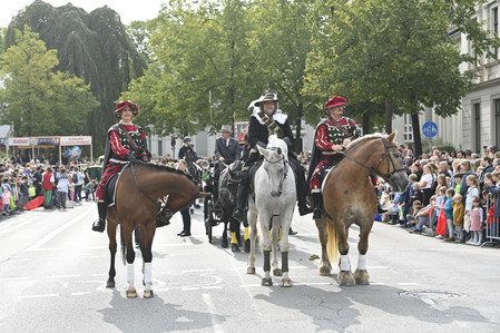 Kramermarktumzug Graf Anton Günther mit seinen Knappen auf Pferden während des Kramermarktumzugs in Oldenburg
