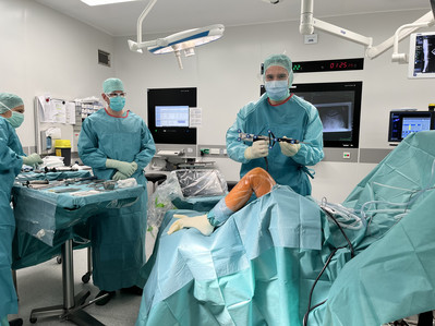 (c) Pius-Hospital: Das roboterassistiertes OP-System nimmt wenig Platz ein und besteht aus verschiedenen Monitoren, Sensoren und einem handgeführten Fräsgerät.