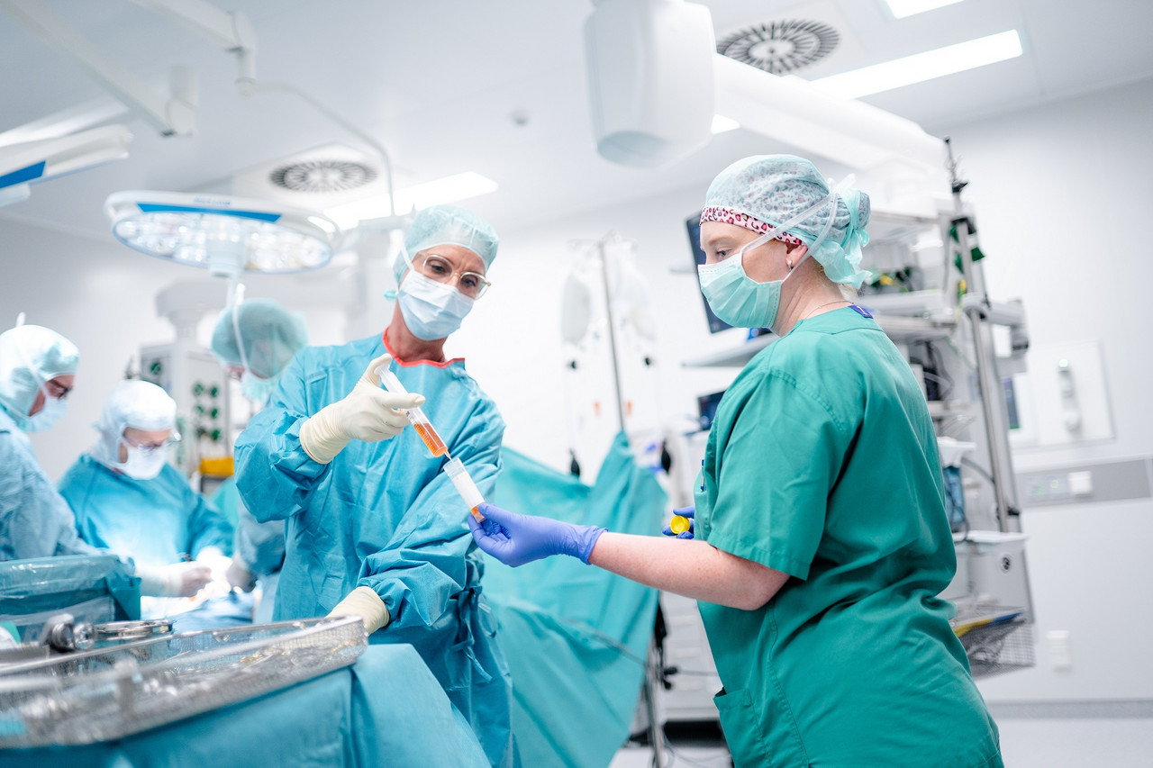 OTA eine OTA assistiert während einer Operation