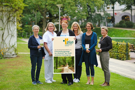 Cornelia Putzke-Lips, Stiftung Hospizdienst Oldenburg, Gabriele Bohmann-Kemper, Regine Harms, Karin Murer, Gabriele Stolte-Meyer und Heike Kuhlen (alle Pius-Hospital) planen eine besondere Veranstaltung zum Tag der Patientensicherheit. Foto: Markus Hibbeler