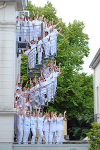 Zwei Kurse mit insgesamt 43 Auszubildenden freuen sich über den Abschluss ihrer Pflegeausbildung im Pius-Hospital Oldenburg. Foto: Markus Hibbeler