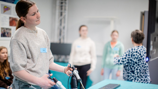 Praktikum Eine Schülerin übt am Endoskopie-Trainer