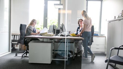 Kaufleute im Gesundheitswesen im Büro Kaufleute im Gesundheitswesen bei der Arbeit im Büro