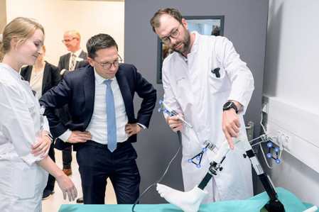 Minister Falko Mohrs besucht Universitätsmedizin Oldenburg