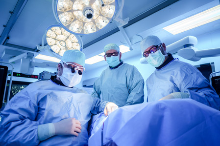 Dr. med. Andreas Cöster (Mitte) und sein Team (hier mit den Oberärzten Dr. med Julian Skupin und Jürgen Köhler) nehmen im zertifizierten Gefäßzentrum jährlich circa 1.400 Eingriffe vor. Foto: Lukas Lehmann