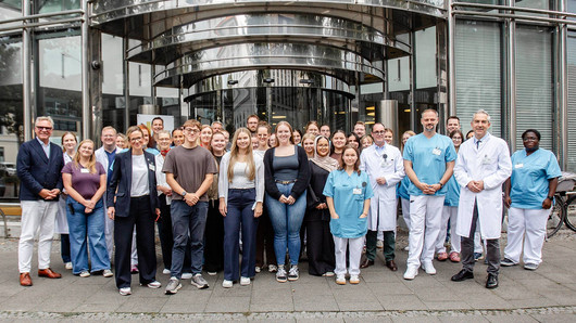 Begrüßung der neuen Auszubildenden an der Berufsfachschule für Orthoptik des Pius-Hospital Oldenburg Gruppenbild der neuen Auszubildenden, Vorstand und Leitung der Berufsfachschule für Orthoptik des Pius-Hospital Oldenburg