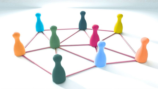 Bunte Spielfiguren in einem Netzwerk.