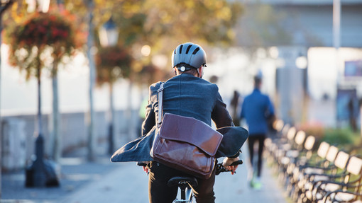 Fahrrad fahren Eine Person fährt auf einem Fahrrad und ist von hinten zu sehen