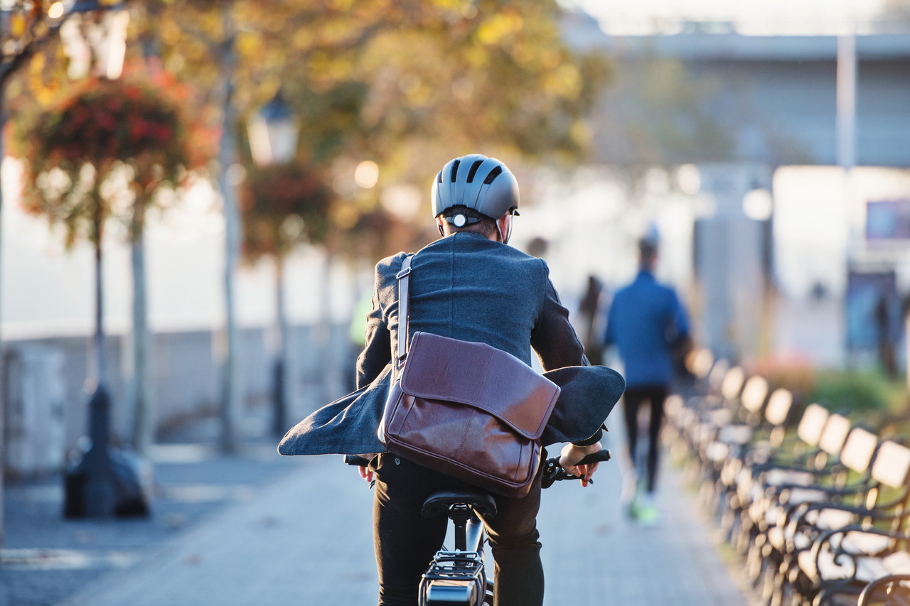 Fahrrad fahren Eine Person fährt auf einem Fahrrad und ist von hinten zu sehen