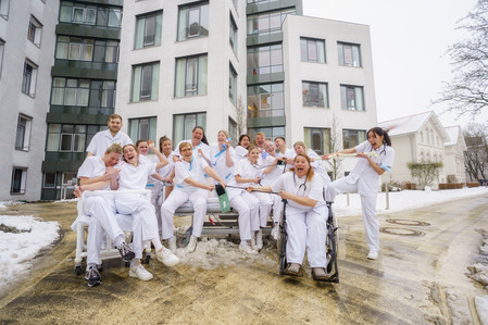 Foto: Lukas Lehmann Zwei Premieren auf einen Schlag: Schnee im Winter 2022/23 und das erste Examen der generalistischen Pflegeausbildung. 16 begeisterte Pflegefachfrauen und -männer freuen sich auf ihre berufliche Zukunft. 