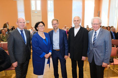 Verabschiedung und Begrüßung im Pius-Hospital: Michael Winkler, Pius-Geschäftsführer, Dr. Regina Prenzel, Prof. Dr. Dominic Dellweg, Prof. Dr. Dr. med. Rudy Leon De Wilde, Ärztlicher Direktor, Dr. Josef Lange, Vorsitzender des Verwaltungsrats. Foto: Markus Hibbeler 