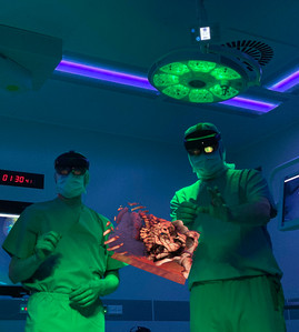 Dank spezieller Brillen haben Chirurginnen und Chirurgen bei Operationen stets virtuelle 3D-Organmodelle vor Augen, die auf Computertomographie- und Magnetresonanztomographie-Bildern des jeweils zu operierenden Patienten beruhen. Foto: apoqlar
