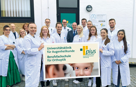 Sechs Frauen und zwei Männer haben ihre Ausbildung an der Berufsfachschule für Orthoptik im Pius-Hospital gestartet, wo sie herzlich durch das Team der Universitätsklinik für Augenheilkunde, Geschäftsführer Michael Winkler und stellvertretendem Ärztlichen Direktor Dr. Joachim Gödeke begrüßt wurden. Foto: Pius-Hospital 