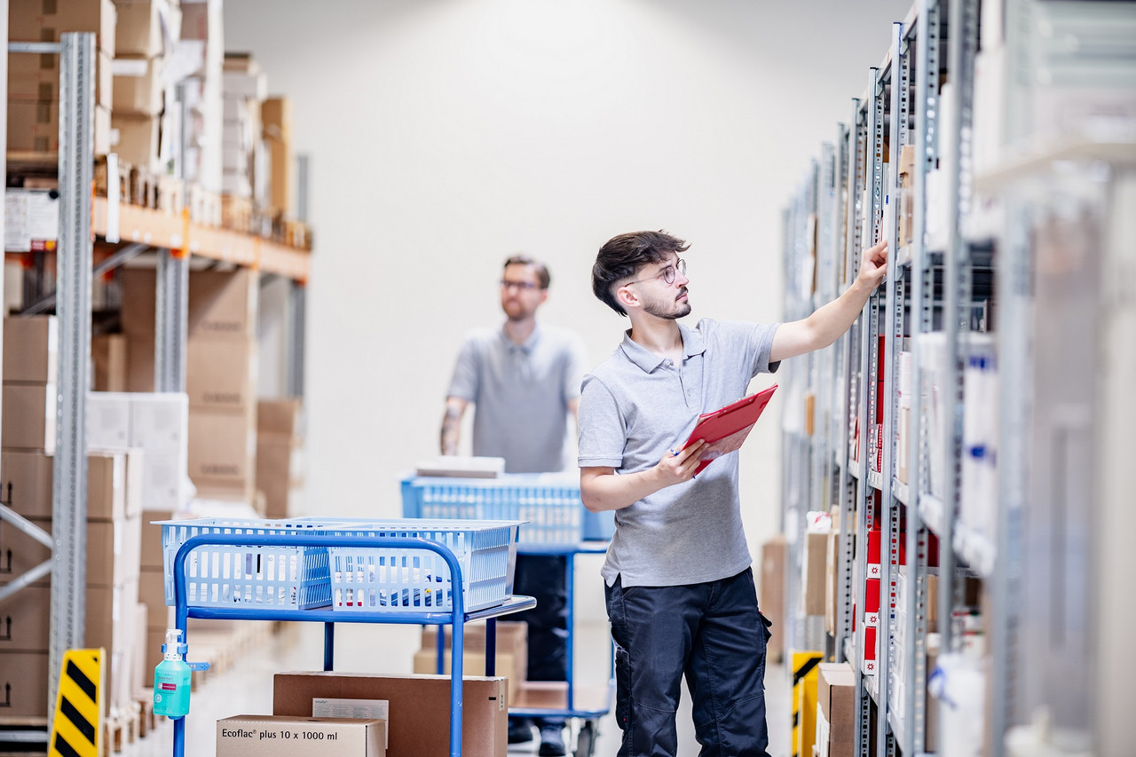 Zwei Mitarbeiter der Logistik arbeiten im Lager