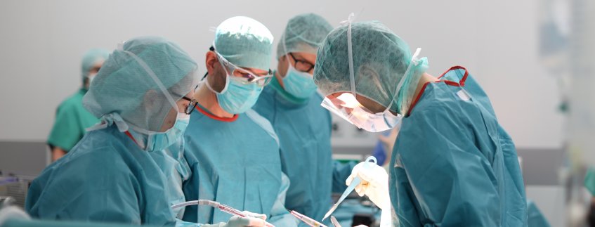 OP-Team bei einer Operation OP-Team bei einer Operation