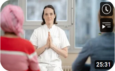 Sanfte Yoga-Übungen im Sitzen für Brustkrebspatientinnen 