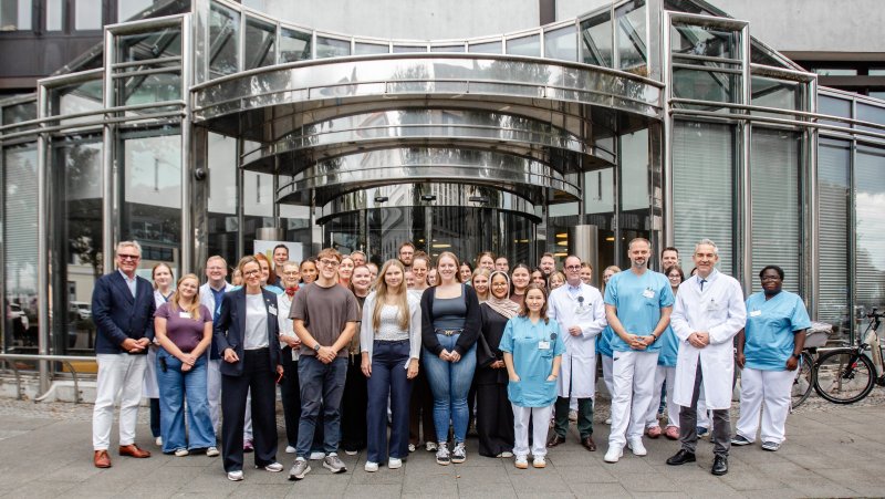 Neun neue Auszubildende haben im September ihre Ausbildung an der Berufsfachschule für Orthoptik des Pius-Hospital Oldenburg begonnen. Neun neue Auszubildende haben im September ihre Ausbildung an der Berufsfachschule für Orthoptik des Pius-Hospital Oldenburg begonnen.
