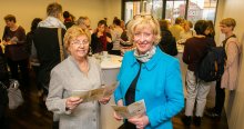 Irmgard Hollmann (rechts), Pflegedirektorin des Pius-Hospitals freute sich über die hochkarätige Gastrednerin beim ersten Pius-Pflegetag: Prof. Christel Bienstein, Pflegewissenschaftlerin und Präsidentin des Deutschen Berufsverbandes für Pflegeberufe (DBfK).