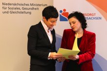 Carola Reimann, Sozial- und Gesundheitsministerin (rechts) gratuliert Elisabeth Sandbrink, Geschäftsführerin im Pius-Hospital, zur Anerkennung des Krankenhauses als Zentrum mit besonderer medizinischer Expertise. 
