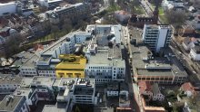 Bauen im Bestand: Der Gebäudeteil des Pius-Hospitals, in dem gebaut wird, befindet sich mittig in der Grüne Straße.  Foto: Pius-Hospital 