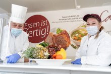 Essen ist fertig: Koch Andreas Fricke und Tanja Eisel, Mitarbeiterin der Cafeteria freuen sich ab Montag hungrige Gäste