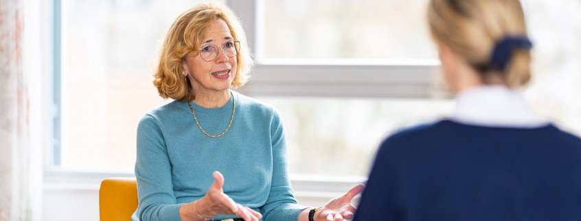  Dr. Roswitha Krannich im Gespräch mit einer Patientin