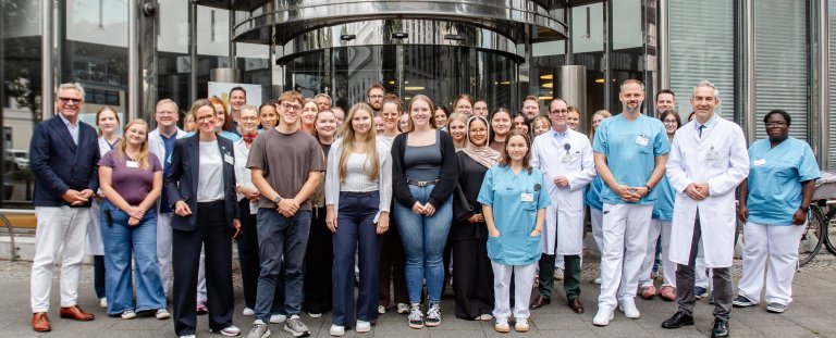Neun neue Auszubildende haben im September ihre Ausbildung an der Berufsfachschule für Orthoptik des Pius-Hospital Oldenburg begonnen. Neun neue Auszubildende haben im September ihre Ausbildung an der Berufsfachschule für Orthoptik des Pius-Hospital Oldenburg begonnen.