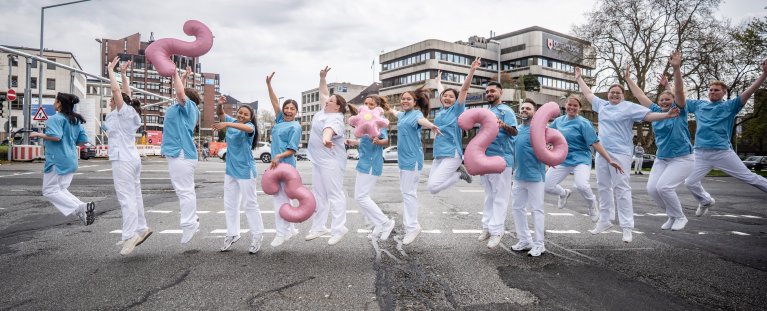 Am 23. Juli 26 feierten die Absolventinnen und Absolventen gemeinsam mit Familie, Freunden und Mitarbeitenden des Hauses ihren Abschluss. Foto: Pius-Hospital/Lukas Lehmann Am 23. Juli 26 feierten die Absolventinnen und Absolventen gemeinsam mit Familie, Freunden und Mitarbeitenden des Hauses ihren Abschluss. Foto: Pius-Hospital/Lukas Lehmann